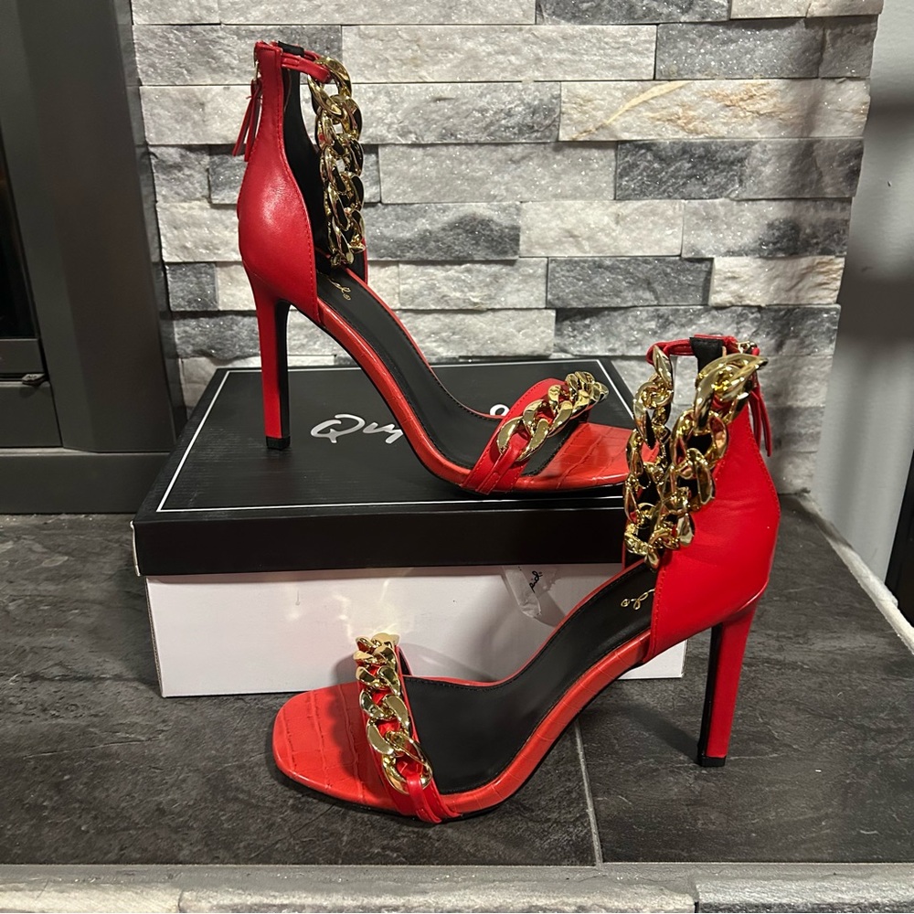 New in Box Red High Heel with Gold Chain - Picture 2 of 6